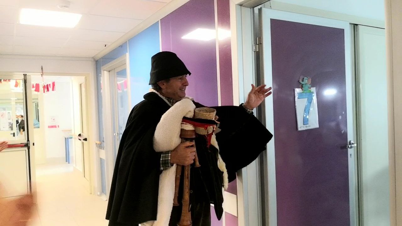 Lo zampognaro in Pediatria e nelle strutture dell’ASL di Nuoro Lo zampognaro in Pediatria e nelle strutture dell’ASL di Nuoro